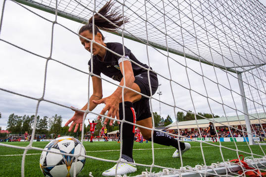 Göteborgs Taylor Leach hämtar bollen i mål