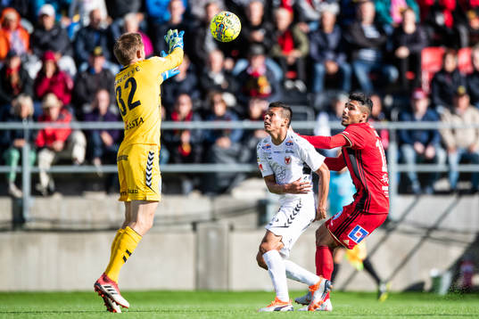 Kalmars målvakt Lucas Hägg-Johansson och Romário Pereira
