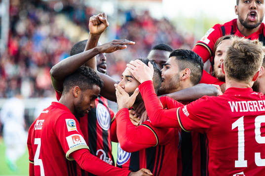 Östersunds Saman Ghoddos (mitten) jublar med lagkamrater