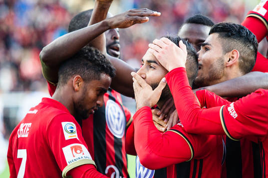 Östersunds Saman Ghoddos (mitten) jublar med lagkamrater