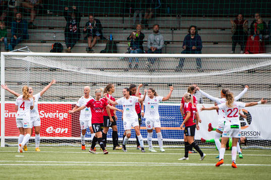 Rosengårds Glodis Perla Viggosdottir jublar med lagkamrater