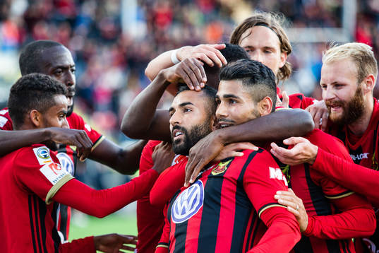 Östersunds Saman Ghoddos (mitten) jublar med lagkamrater