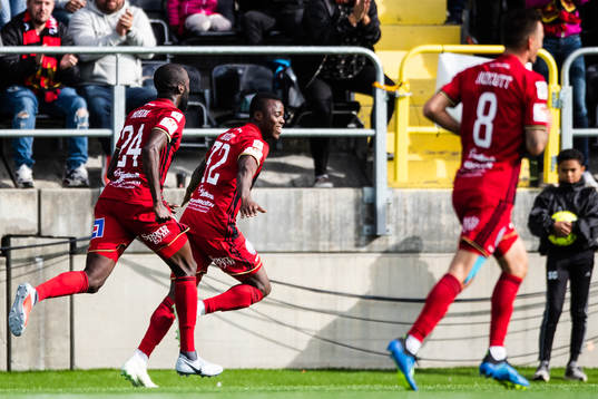 Östersunds Patrick Kpozo (mitten) jublar
