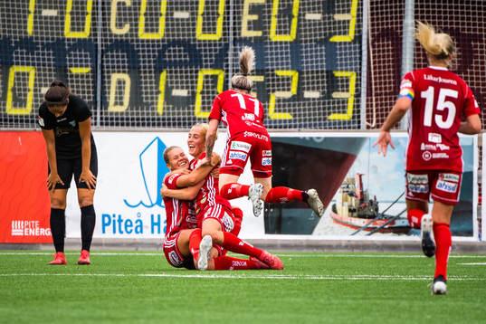 Piteås Julia Karlenäs jublar