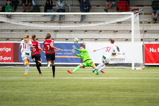 Limhamn Bunkeflos målvakt Emma Lind räddar skott från