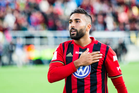 Östersunds Saman Ghoddos tar sig för bröstet och tackar