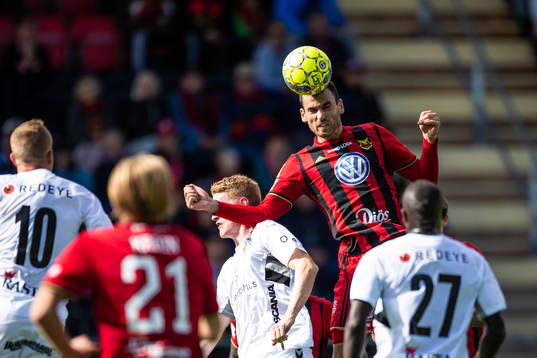 Östersunds Dino Islamovic och Kalmars Rasmus Elm i kamp om