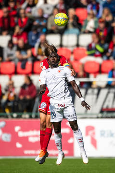 Kalmars Papa Alioune Diouf  och Östersunds Tom Pettersson