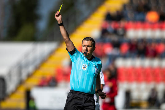 Domare Bojan Pandzic visar ett gult kort