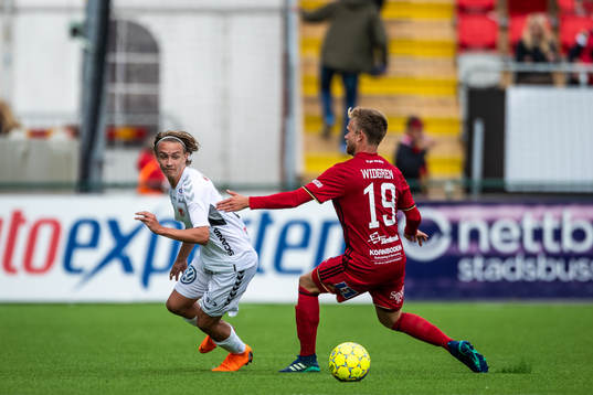 Kalmars Isak Magnusson fintar Östersunds Dennis Widgren