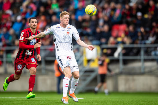Kalmars Rasmus Elm och bakom Östersunds Dino Islamovic