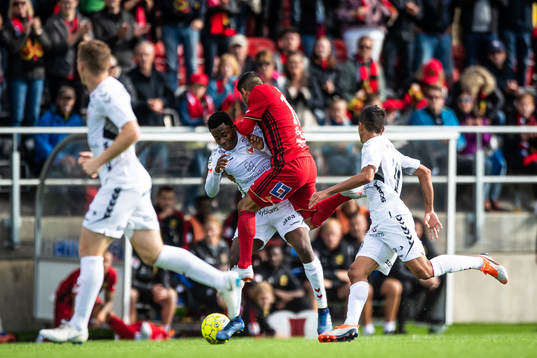 Kalmars Chima Akas  och Östersunds Hosam Aiesh  i kamp om
