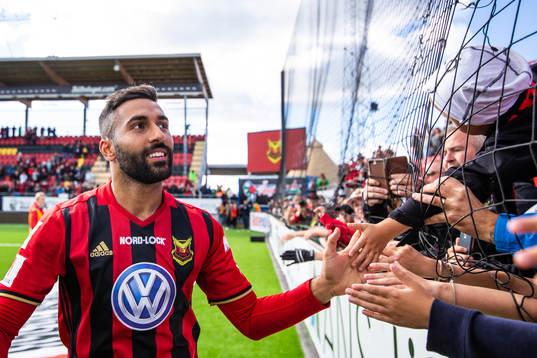 Östersunds Saman Ghoddos tackar publiken