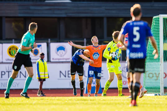 Erik Eikeng of Florø pushing Ståle Steen Sæthre of