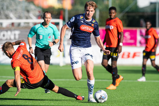 Jonas Hestetun of Åsane and Kristian Thorstvedt of Viking