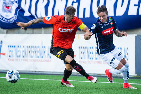 Jonas Hestetun of Åsane and Claes Kronberg of Viking