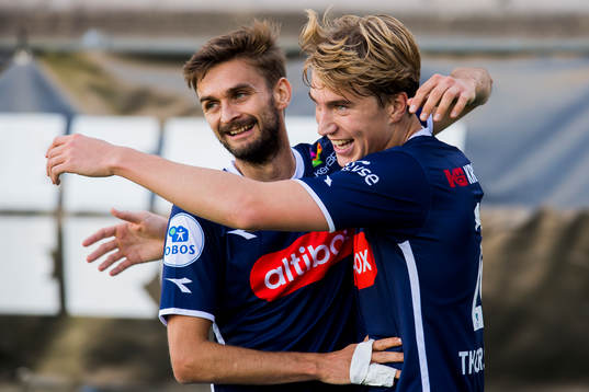 Kristian Thorstvedt celebrates with Johnny Furdal of Viking