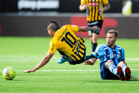 Häckens Paulinho tacklas av Djurgårdens Jesper Karlström