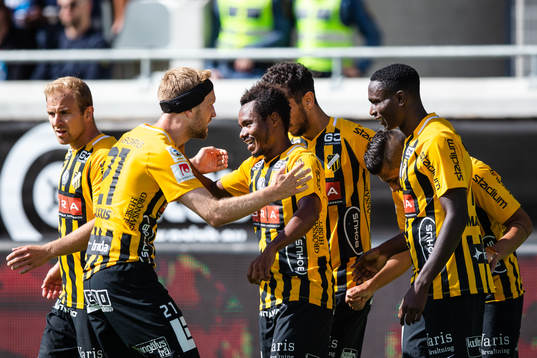 Häckens Rasmus Lindgren jublar med målskytten till 1-0