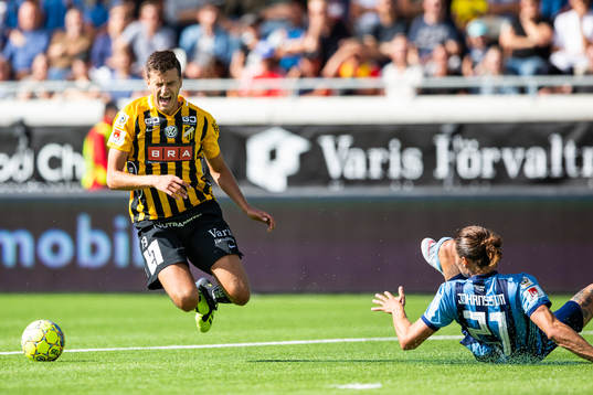 Häckens Alexander Jeremejeff faller