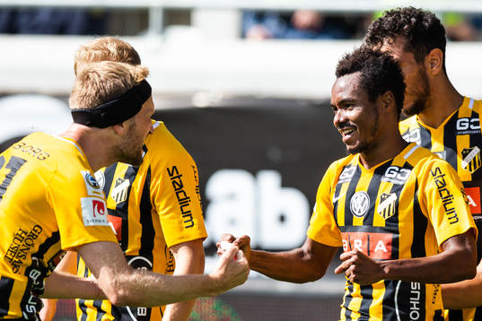 Häckens Rasmus Lindgren jublar med målskytten till 1-0