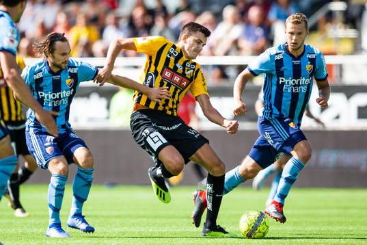 Djurgårdens Kevin Walker och Jesper Karlström i kamp om