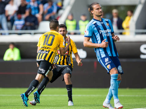 Häckens Paulinho  jublar ihop med Daleho Irandust
