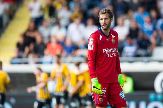 Djurgårdens målvakt Andreas Isaksson deppar