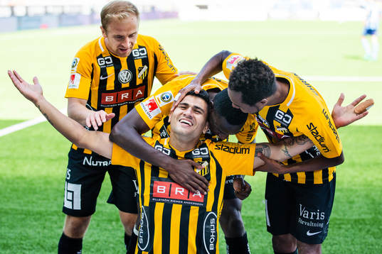 Häckens Paulinho kramas om av Kari Arkivuo, Elohor Ekpolo