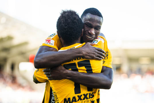Häckens Nasiru Mohammed kramas om av Elohor Ekpolo när