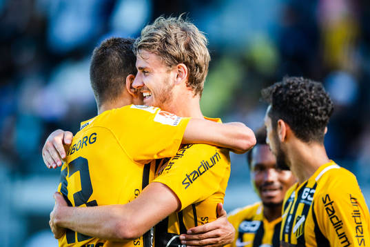 Häckens Alexander Jeremejeff jublar och kramar om