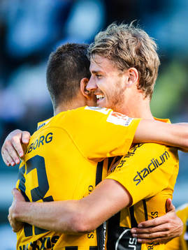 Häckens Alexander Jeremejeff jublar och kramar om