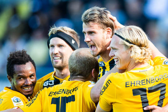 Häckens Johan Hammar  (mitten) jublar med lagkamrater