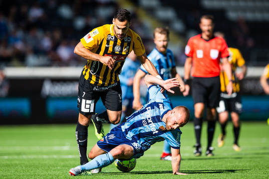 Häckens Mervan Celik och Djurgårdens Nicklas Bärkroth i
