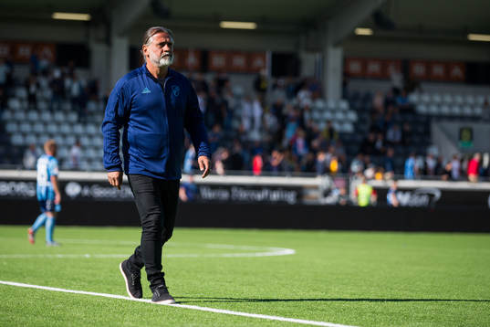 Djurgårdens tränare Özcan Melkemichel deppar