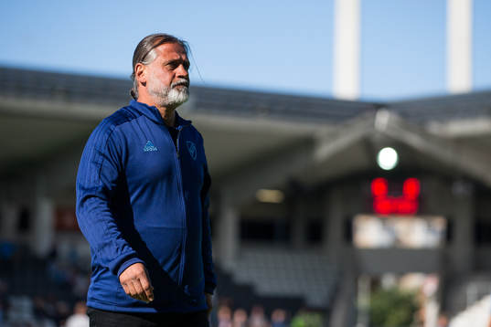 Djurgårdens tränare Özcan Melkemichel deppar