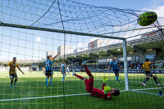 Häckens Johan Hammar nickar in 5-0 bakom Djurgårdens