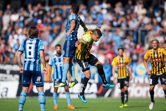 Djurgårdens Kerim Mrabti i nickduell med Häckens Paulinho