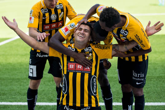 Häckens Paulinho jublar med lagkamraterna Kari Arkivuo,
