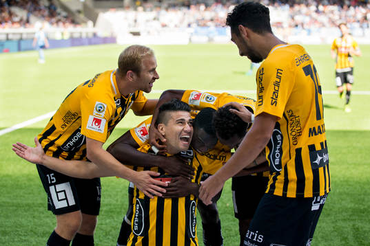 Häckens Paulinho jublar med lagkamraterna Kari Arkivuo,