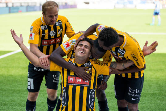 Häckens Paulinho jublar med lagkamraterna Kari Arkivuo,