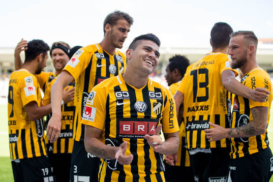 Häckens Paulinho jublar med lagkamrater