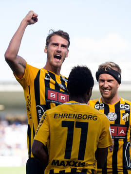 Häckens Johan Hammar  och Rasmus Lindgren omfamnar Nasiru