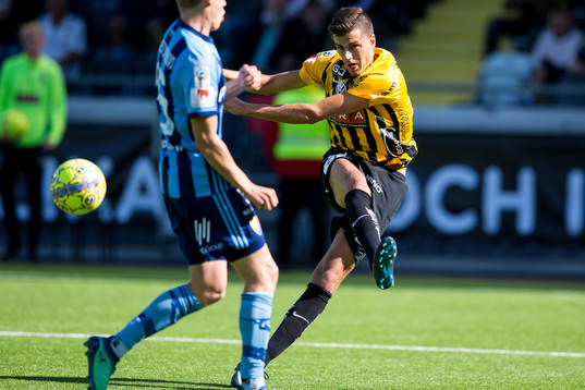 Häckens Alexander Jeremejeff skjuter ett skott
