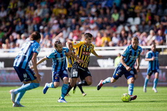 Djurgårdens Kevin Walker och Jesper Karlström försöker