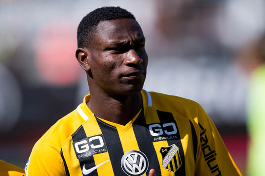 Häckens Elohor Ekpolo på line up innan fotbollsmatchen i