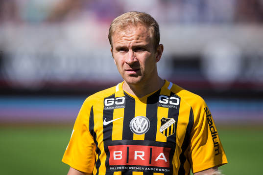 Häckens Kari Arkivuo på line up innan fotbollsmatchen i