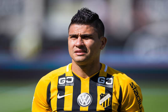 Häckens Paulinho på line up innan fotbollsmatchen i