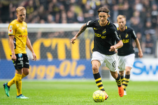 s Kristoffer Olsson driver bollen