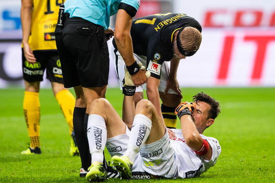 Elfsborgs målvakt Kevin Stuhr Ellegaard ligger ner